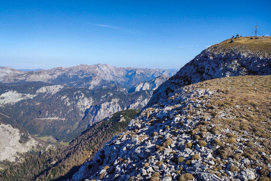 Hochturm-Gipfelkreuz und Hochschwab. Foto: Manfred Hinteregger