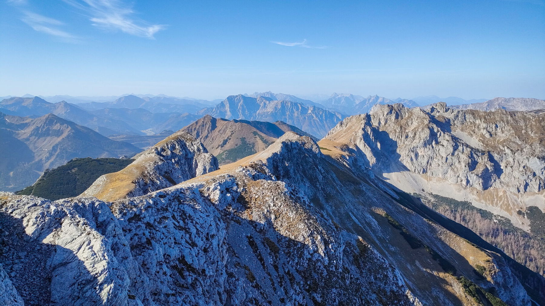 Blick vom Hochturm Richtung Erzberg, Gesäuse und Eisenerzer Alpen. Foto: Manfred Hinteregger