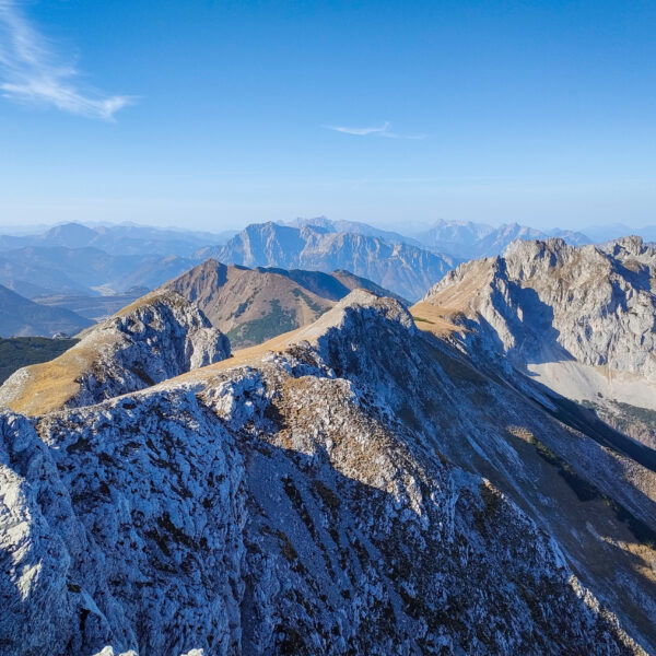 Blick vom Hochturm Richtung Erzberg, Gesäuse und Eisenerzer Alpen. Foto: Manfred Hinteregger