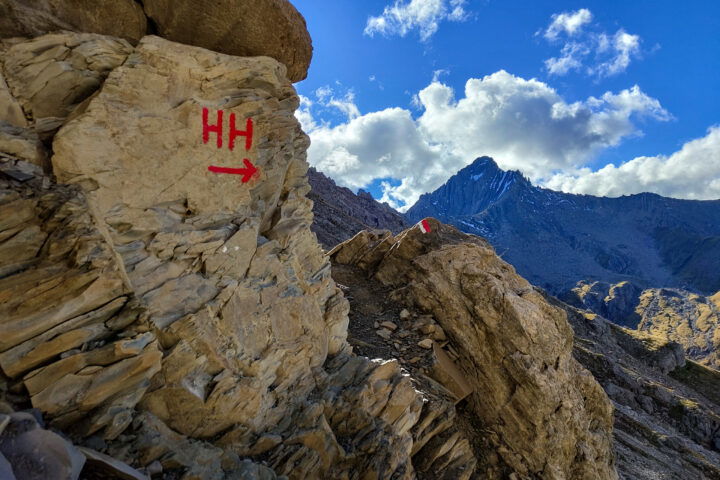 Wir folgen der Markierung zur Hanauer Hütte, die Abkürzung ist hier sehr unglücklich gewählt. Fotos: Simon Widy
