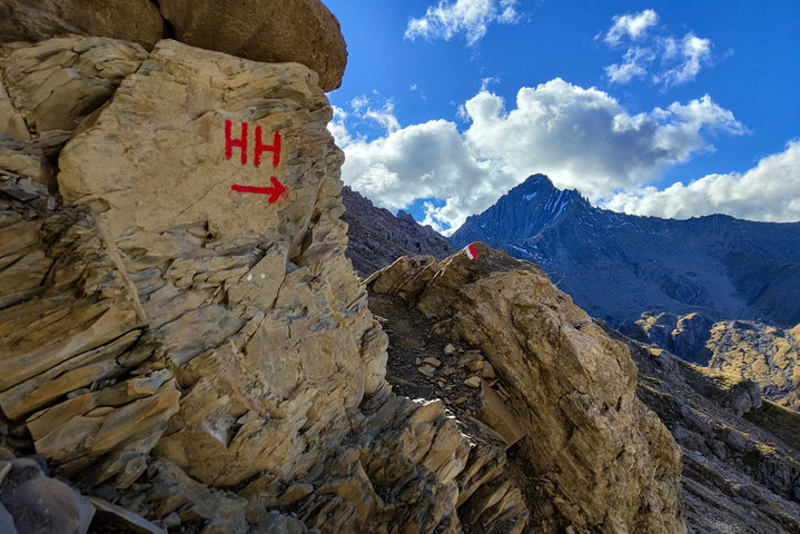Wir folgen der Markierung zur Hanauer Hütte, die Abkürzung ist hier sehr unglücklich gewählt. Fotos: Simon Widy