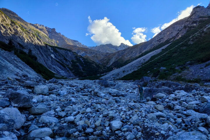 Talauswärts bis zum Gasthaus Pfafflar und der sich dort befindenden Bushaltestelle “Pfafflar Ort”. Fotos: Simon Widy