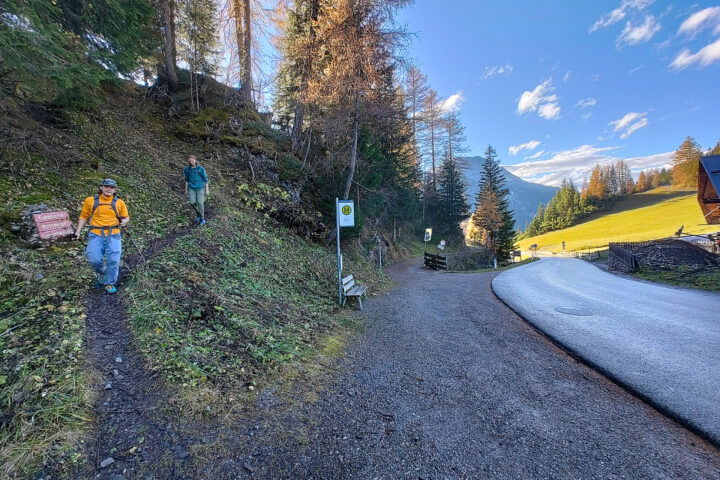 Talauswärts bis zum Gasthaus Pfafflar und der sich dort befindenden Bushaltestelle “Pfafflar Ort”. Fotos: Simon Widy