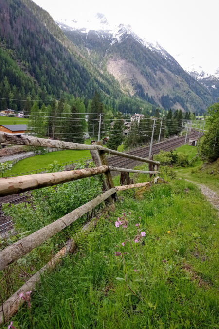 Der Weg neben der Tauernbahn; Ständig neue Ausblicke. Fotos: Birgit Frank