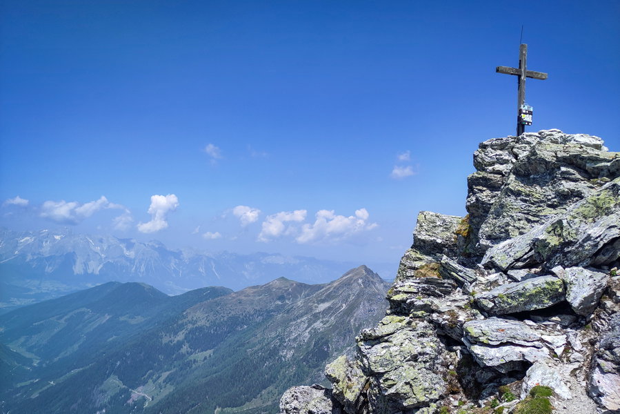 Ein Gipfel, wie man ihn sich vorstellt – links im Dunst der Dachstein. Foto: Karl Plohovich