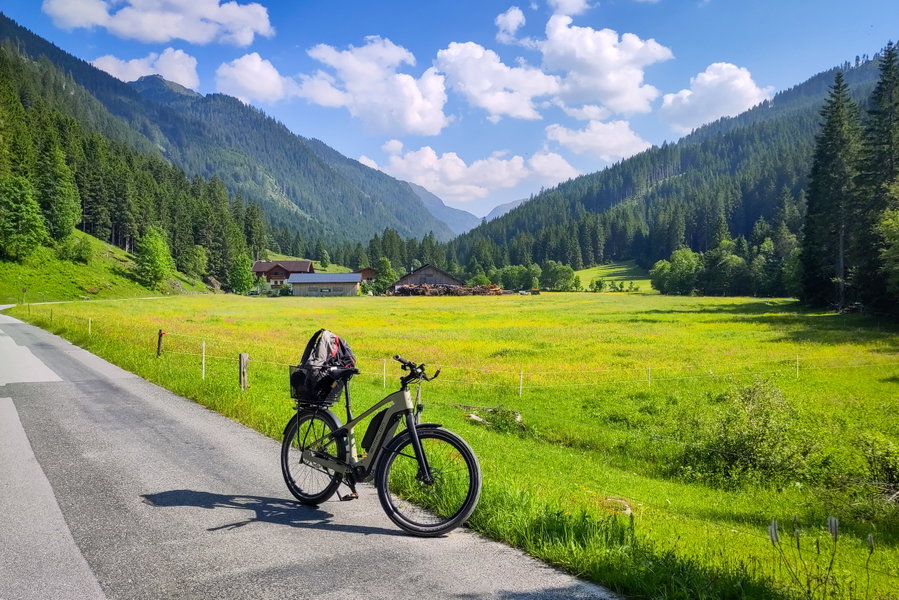 Der prachtvolle Talboden vor der Mautstelle – Bilderbuch-Frühsommer. Foto: Karl Plohovich