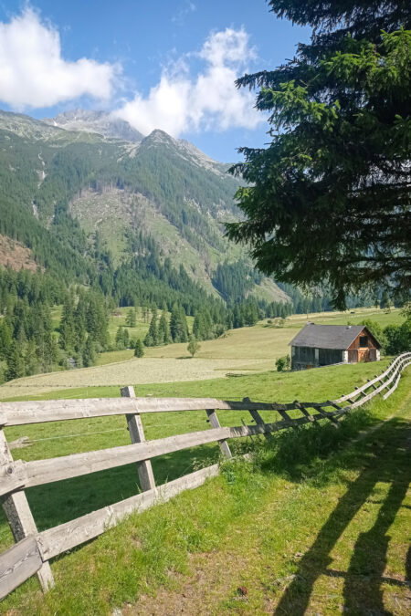 Der Weg neben der Tauernbahn; Ständig neue Ausblicke. Fotos: Birgit Frank