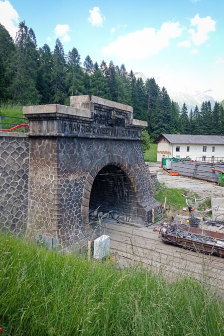 Unterwegs; Das Tunnelportal. Fotos: Birgit Frank