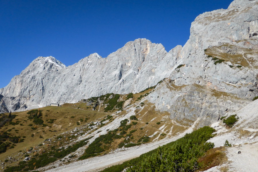 Die Dachsteinsüdwandhütte mit Torstein, Mitterstein und Dachstein im Hintergrund. Vorne rechts der Scheiblingstein. Foto: Siebenbrunner, POW AT
