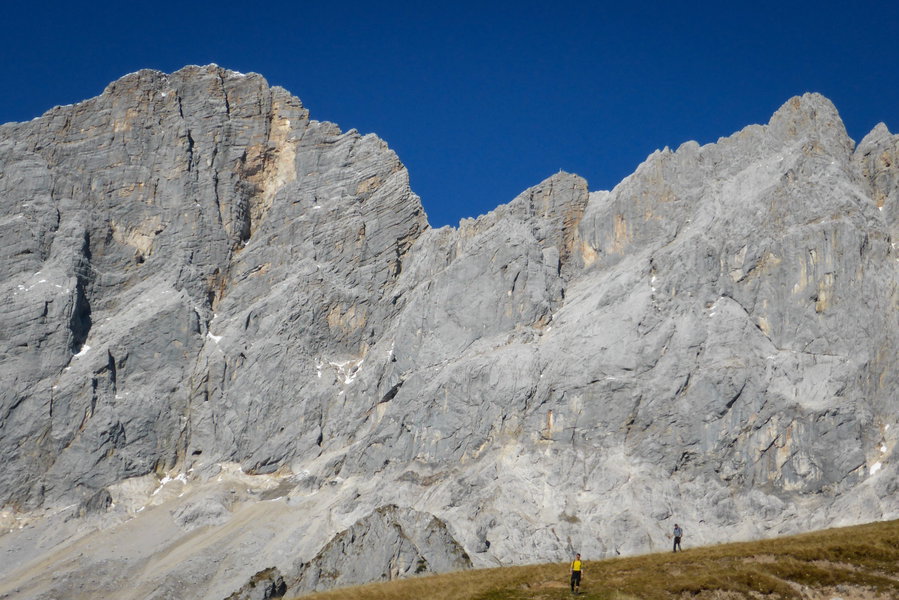Beeindruckend, wie klein wir Menschen im Verhältnis zur mächtigen Dachstein-Südwand sind. Foto: Siebenbrunner, POW AT