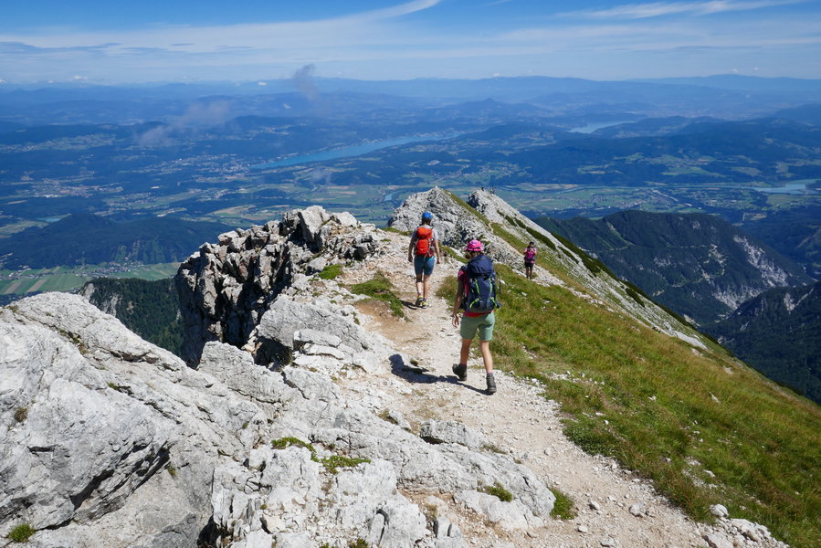 Runter geht’s. Im Hintergrund der Wörthersee. Foto: Siebenbrunner, POW AT