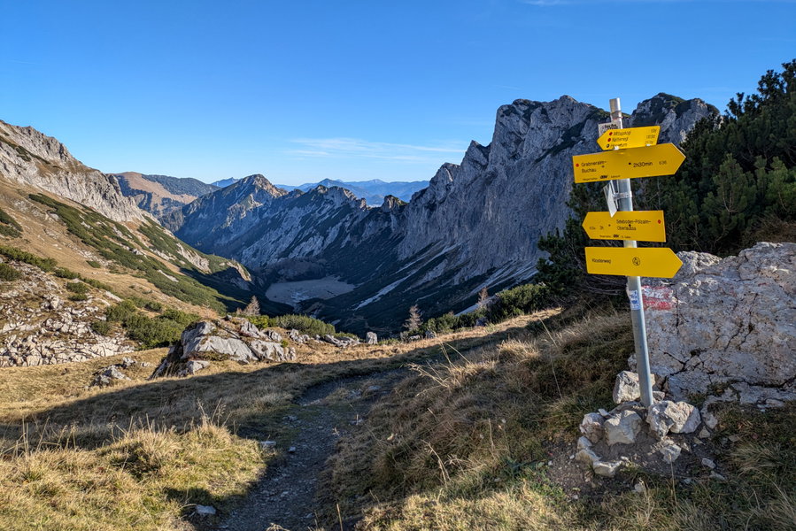 Für uns geht es nach links weiter, immer der Sonne nach, dem Schatten gehen wir heute bewusst aus dem Weg. Foto: Anna, POW AT