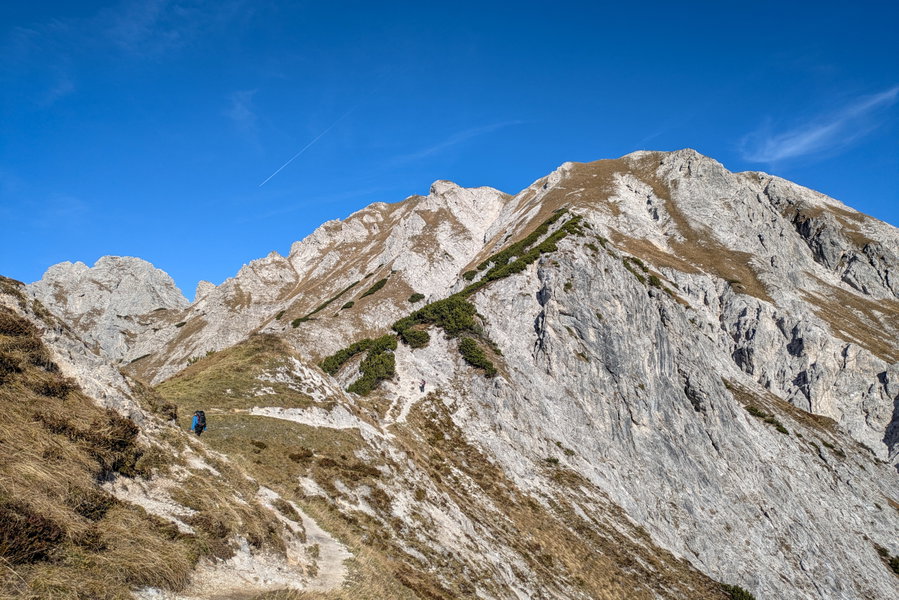 Blick auf den weiteren Wegverlauf und die möglichen Gipfelziele: Mittagskogel, Natterriegel und Hexenturm (v.r.n.l). Foto: Anna, POW AT