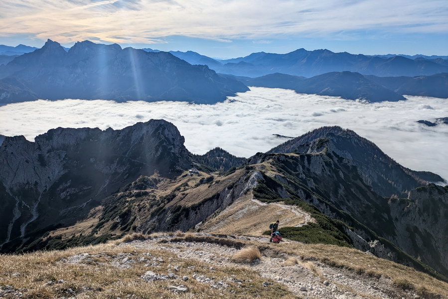 Blick zurück auf den bisherigen Wegverlauf vom Admonter Haus. Links neben dem Admonter Haus befindet sich die Admonter Warte, quasi der “Hüttengipfel”. Im Hintergrund ein paar bekanntere Gesäuse-Berge: Admonter Reichenstein, Sparafeld, Admonter Kaibling und Riffl. Foto: Anna, POW AT