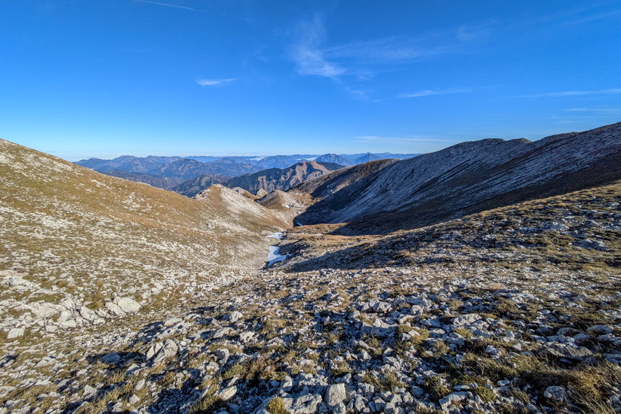 Zwischen Natterriegel und Mittagskogel ist eine interessante Senke, in der sich sogar noch ein paar Schneereste finden lassen. Foto: Anna, POW AT