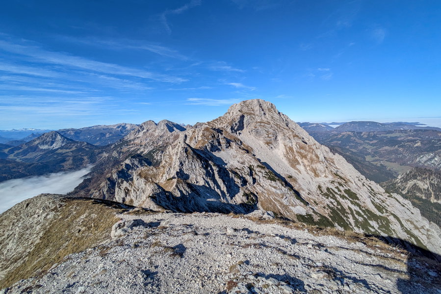 Blick hinüber zum Nachbarberg, dem Hexenturm. Auch den Wegverlauf dorthin über den Grat sieht man am Foto. Was man allerdings nicht wirklich sieht, ist die Schwierigkeit der Tour. Der “Hexensteig” ist mit B/C bzw. 1- bewertet. Foto: Anna, POW AT