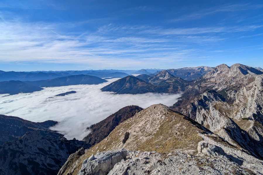 Blick Richtung Oberes Ennstal, wo. u.a. der Grimming und das Dachstein-Massiv aus dem Nebel emporragen. Foto: Anna, POW AT