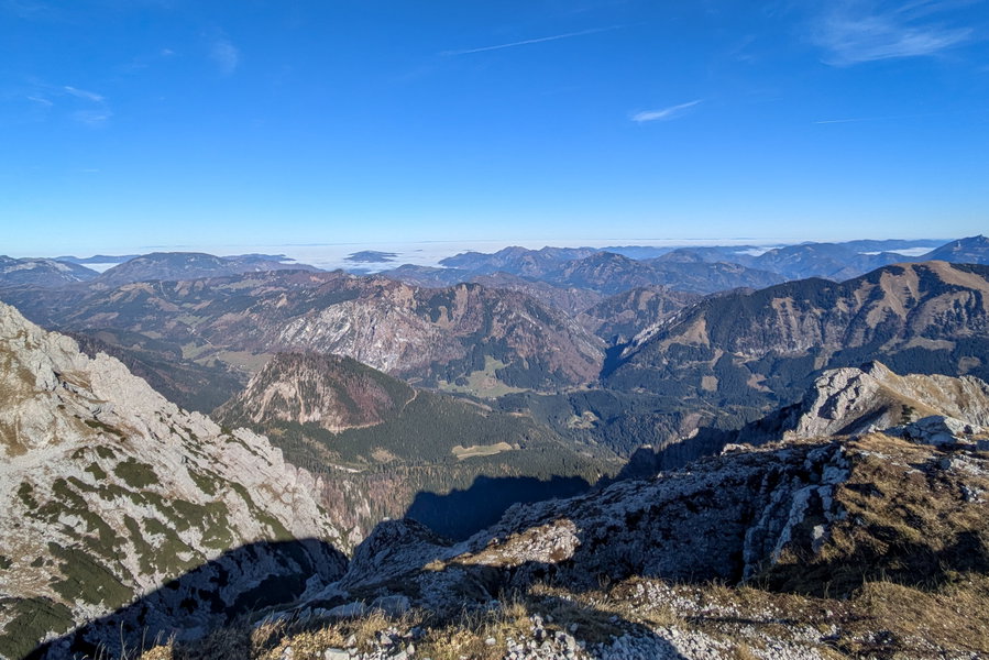 Blick nach Norden Richtung Alpenvorland, wo der Nebel die dominierende Konstante an Herbsttagen wie diesen ist. Foto: Anna, POW AT