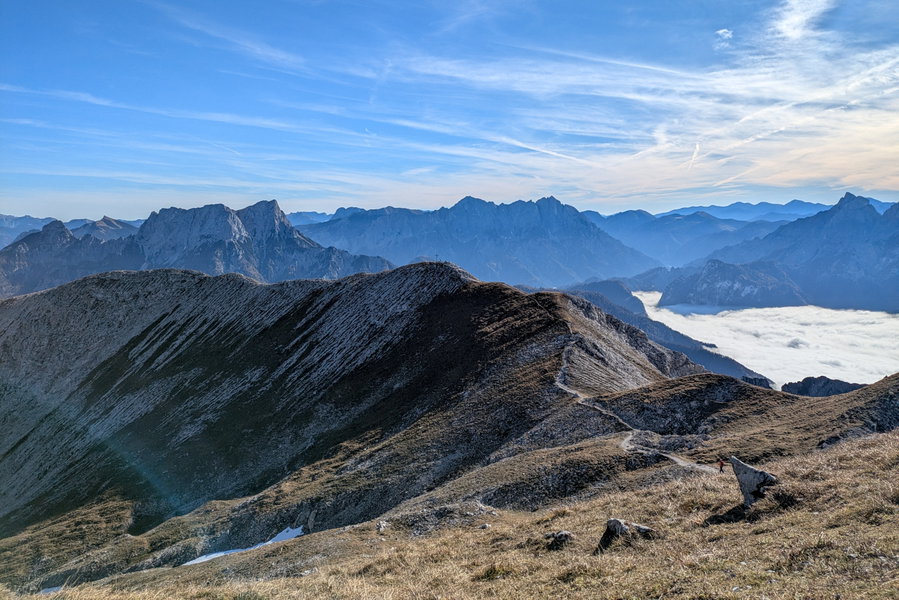 Blick nach Süden zum nächsten Gipfel, dem Mittagskogel. Dahinter ganz prominent der Große Buchstein (links) und schon etwas versteckt der Kleine Buchstein und der Tamischbachturm (noch weiter links). Direkt hinter dem Mittagskogel die bekannten “Xeis”-Nordwände Planspitze, Hochtor, Festkogel und Ödstein. Rechts am Bildrand der Admonter Reichenstein. Foto: Anna, POW AT