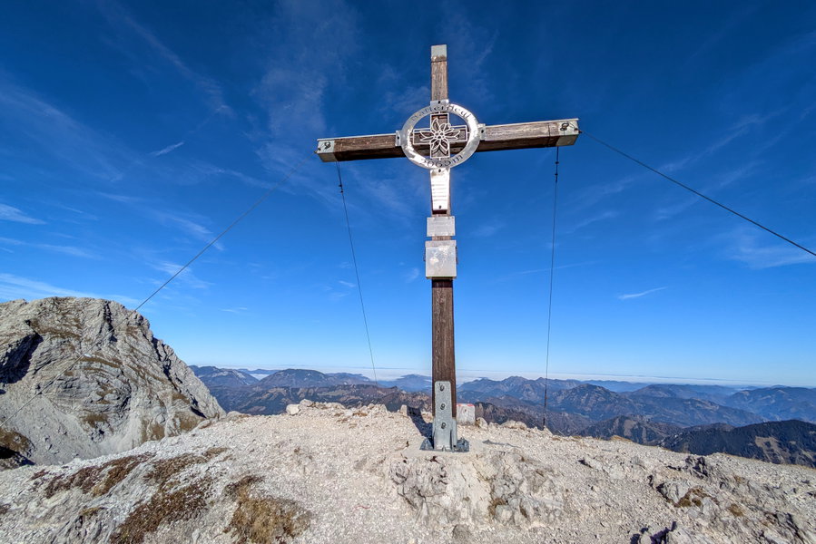 Das Gipfelkreuz am 2065 m hohen Natterriegel. Erwischt, hier steht doch tatsächlich “Natterriegl” (ohne e). In allen (digitalen) Karten wurde mir der Berg als “Natterriegel” (mit e) vorgestellt, deshalb bleibe ich vorerst dabei. Foto: Anna, POW AT