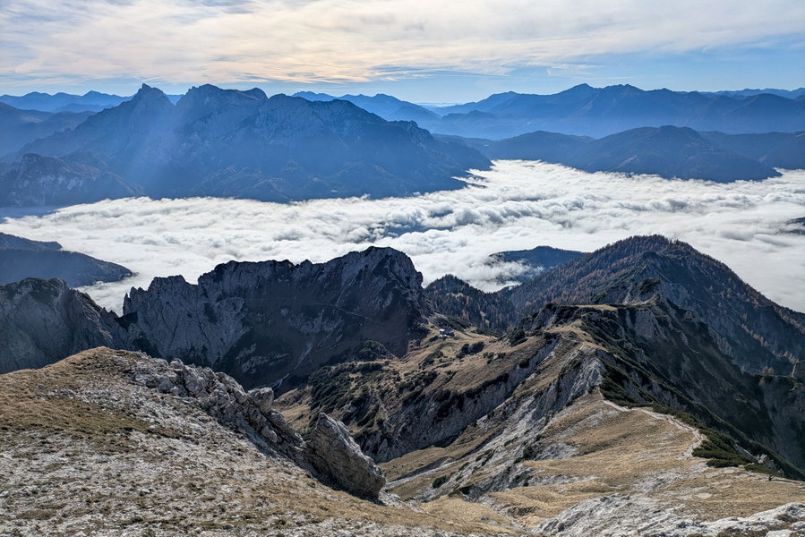 Ein letzter Blick Richtung Admonter Haus und die umliegenden Berge bis zur gegenüberliegenden Reichenstein-Gruppe. Über Admont löst sich der Nebel inzwischen schön langsam auf. Foto: Anna, POW AT