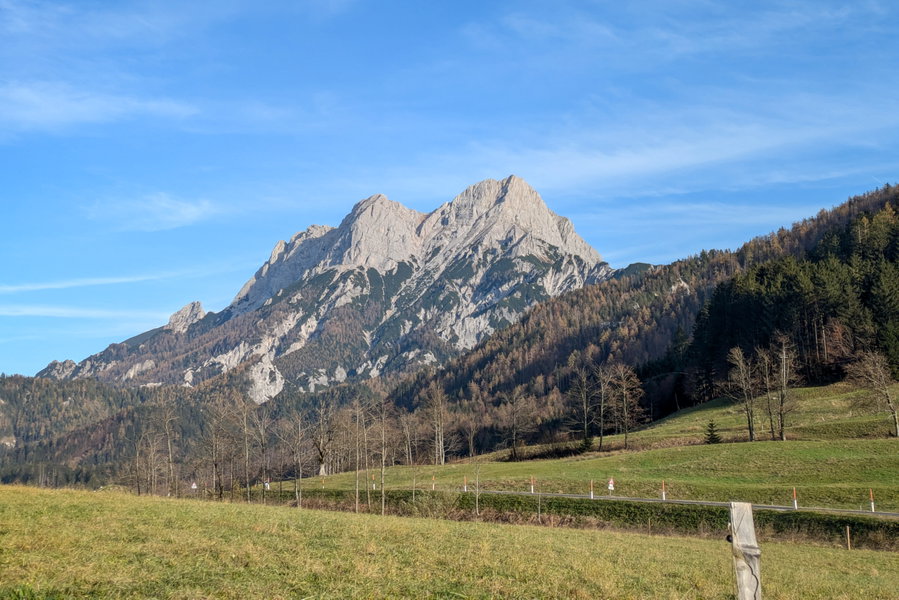 Bevor wir in den Bus einsteigen, noch ein letzter Blick hinauf zum Buchstein. Foto: Anna POW, AT