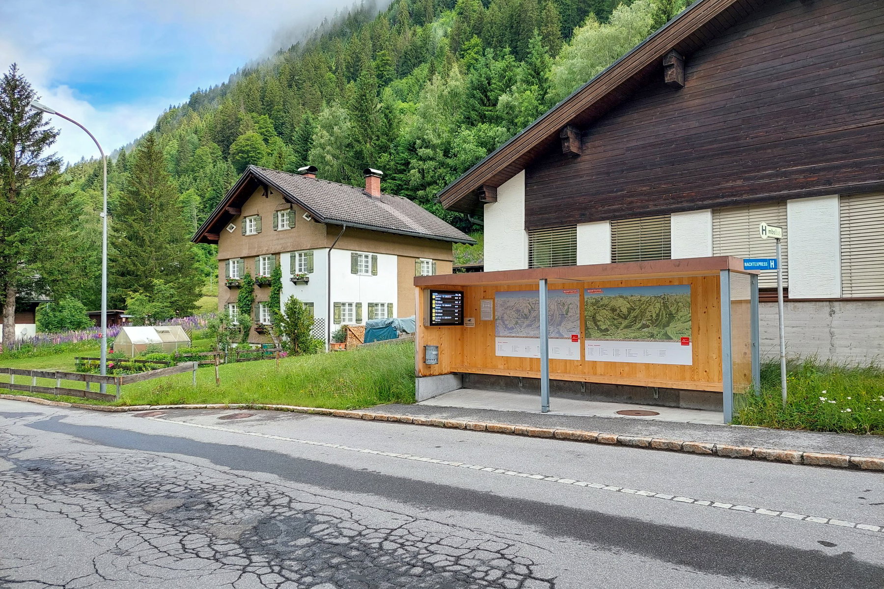 Bushaltestelle ‚Partenen Bergbahnen‘. Foto: Alice Frischherz