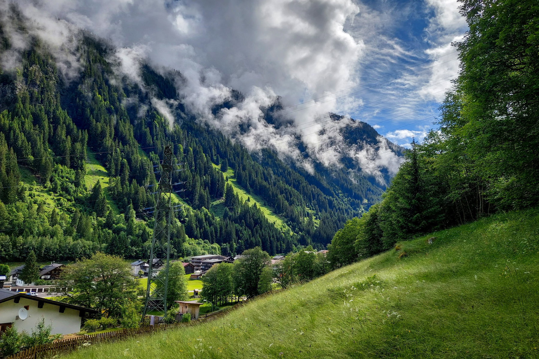 Aussicht auf Partenen; Auf Los geht’s los: Stufe für Stufe. Fotos: Alice Frischherz