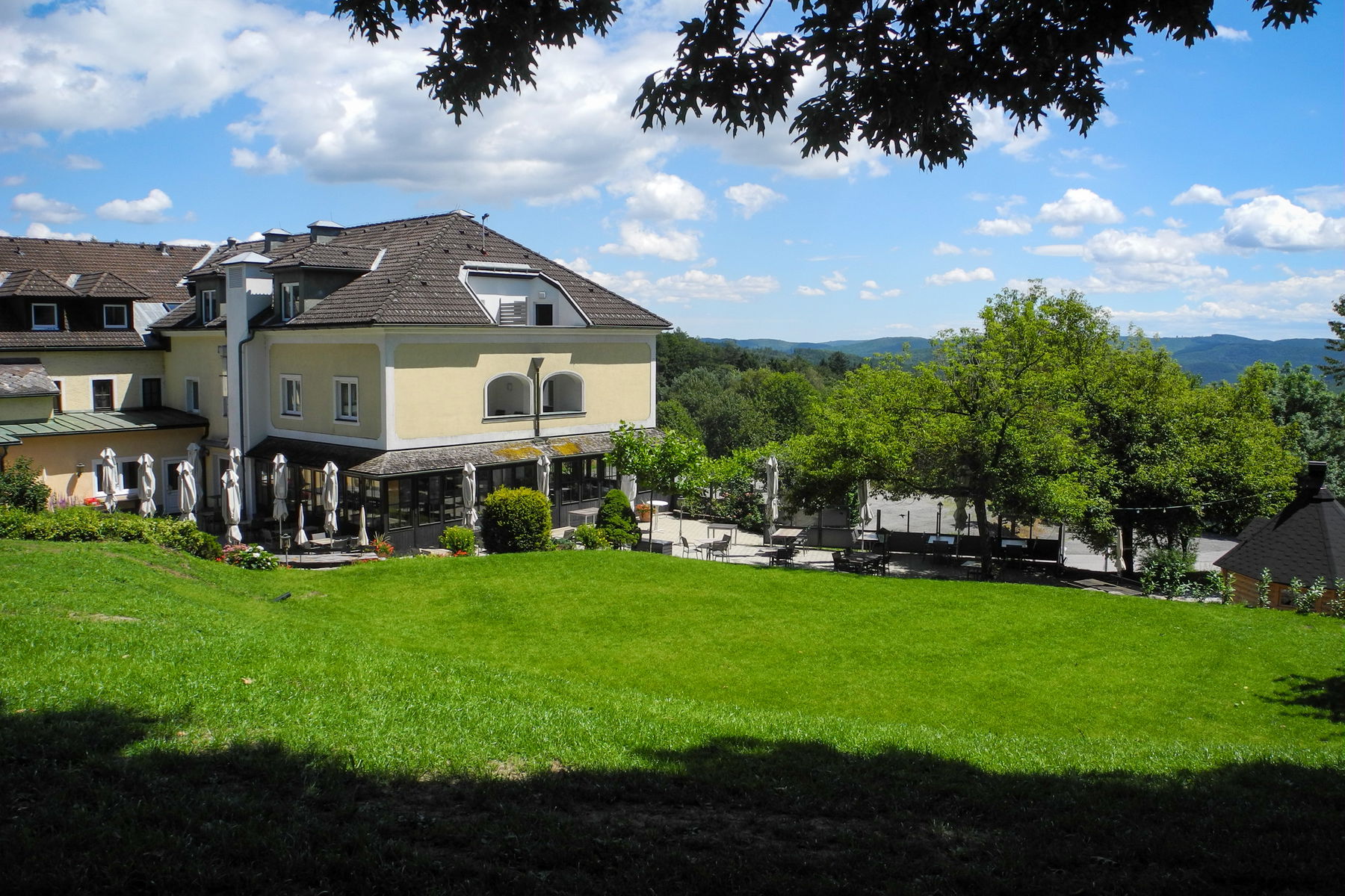 Der schöne Gastgarten des Wienerwaldhofs. Foto: Barbara Wanzenböck