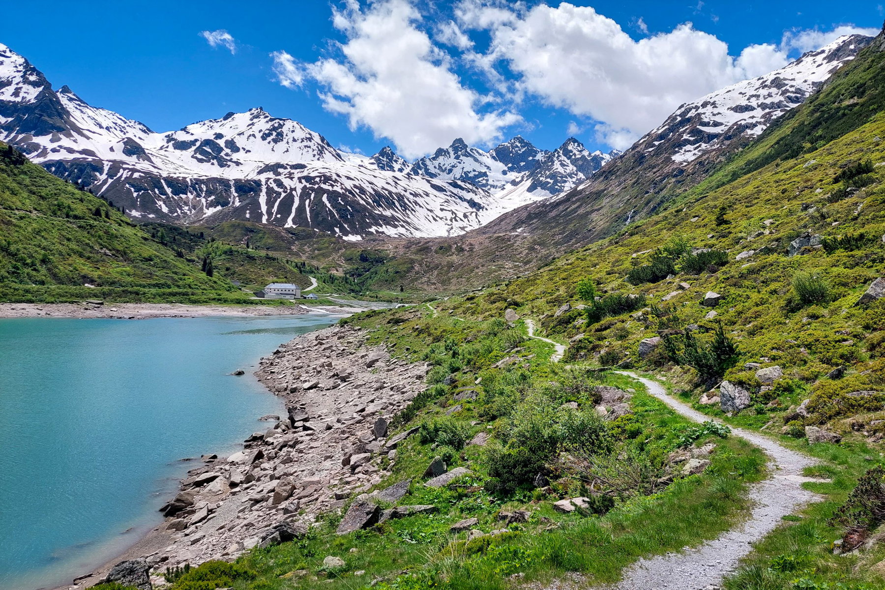 Auf 1.700 Metern blüht der Löwenzahn später; Netter Wanderweg; Seespitz. Fotos: Alice Frischherz