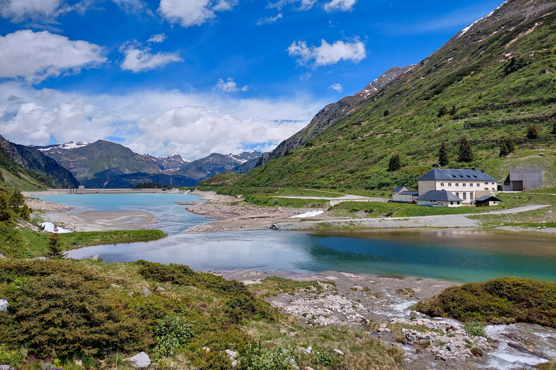 Auf 1.700 Metern blüht der Löwenzahn später; Netter Wanderweg; Seespitz. Fotos: Alice Frischherz