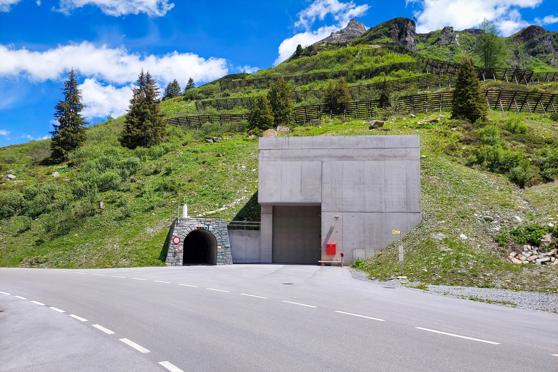 Beidseitige Bushaltestelle ‚Partenen Saarbrücker Hütte‘. Foto: Alice Frischherz