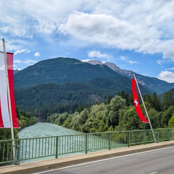Blick vom Bahnhof Berg im Drautal auf den Reißkofel im Hintergrund. Foto: Martin Heppner