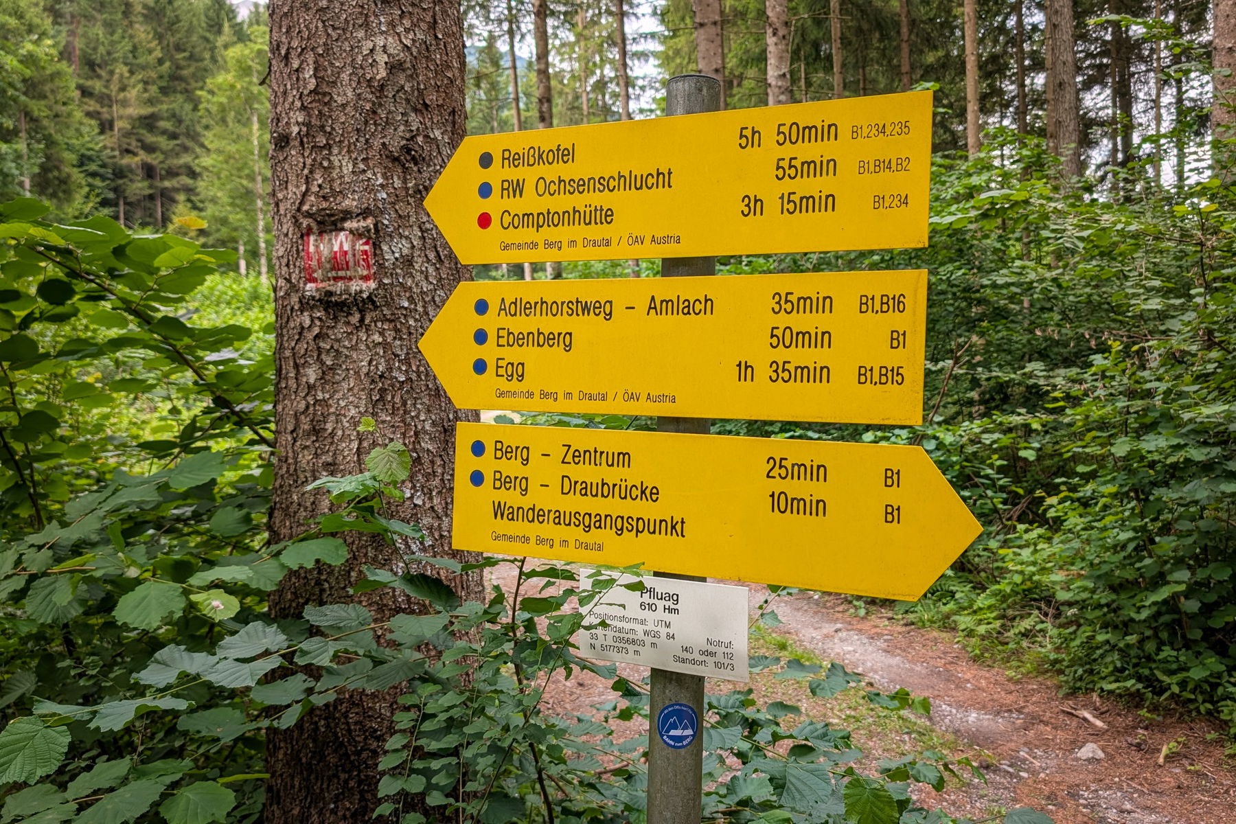 Wanderschild zum Reißkofel und zu Comptonhütte. Ist mit öffentlichen Verkehrsmitteln gut zu erreichen, daher der Bahn zum Berg Sticker. Foto: Martin Heppner