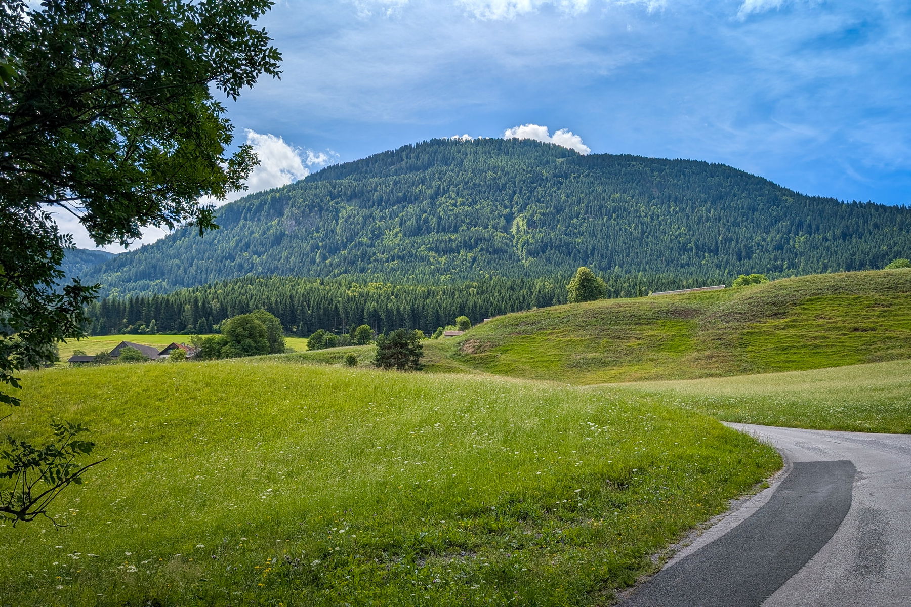 Bauernhof am Ebenberg. Dort endet die Asphaltstraße. Foto: Martin Heppner