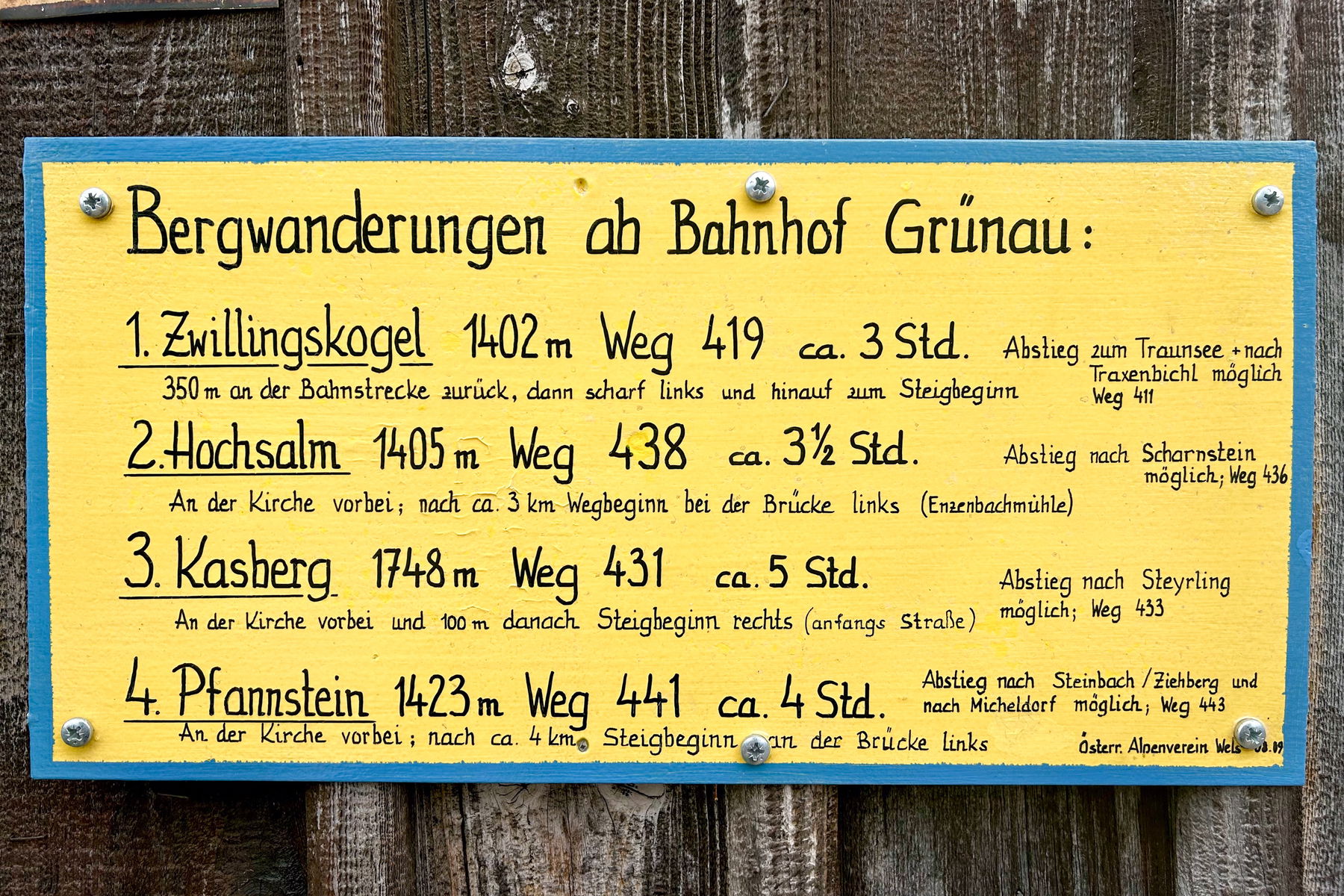Wo man sonst noch hinwandern kann, finde ich direkt am Bahnhof in Grünau heraus. Foto Veronika Schöll