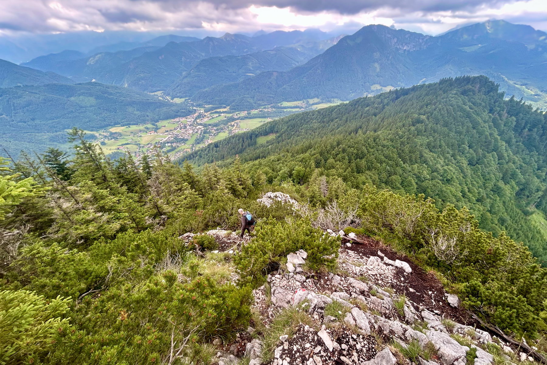 Das Ziel im Tal: Scharnstein. Foto Veronika Schöll
