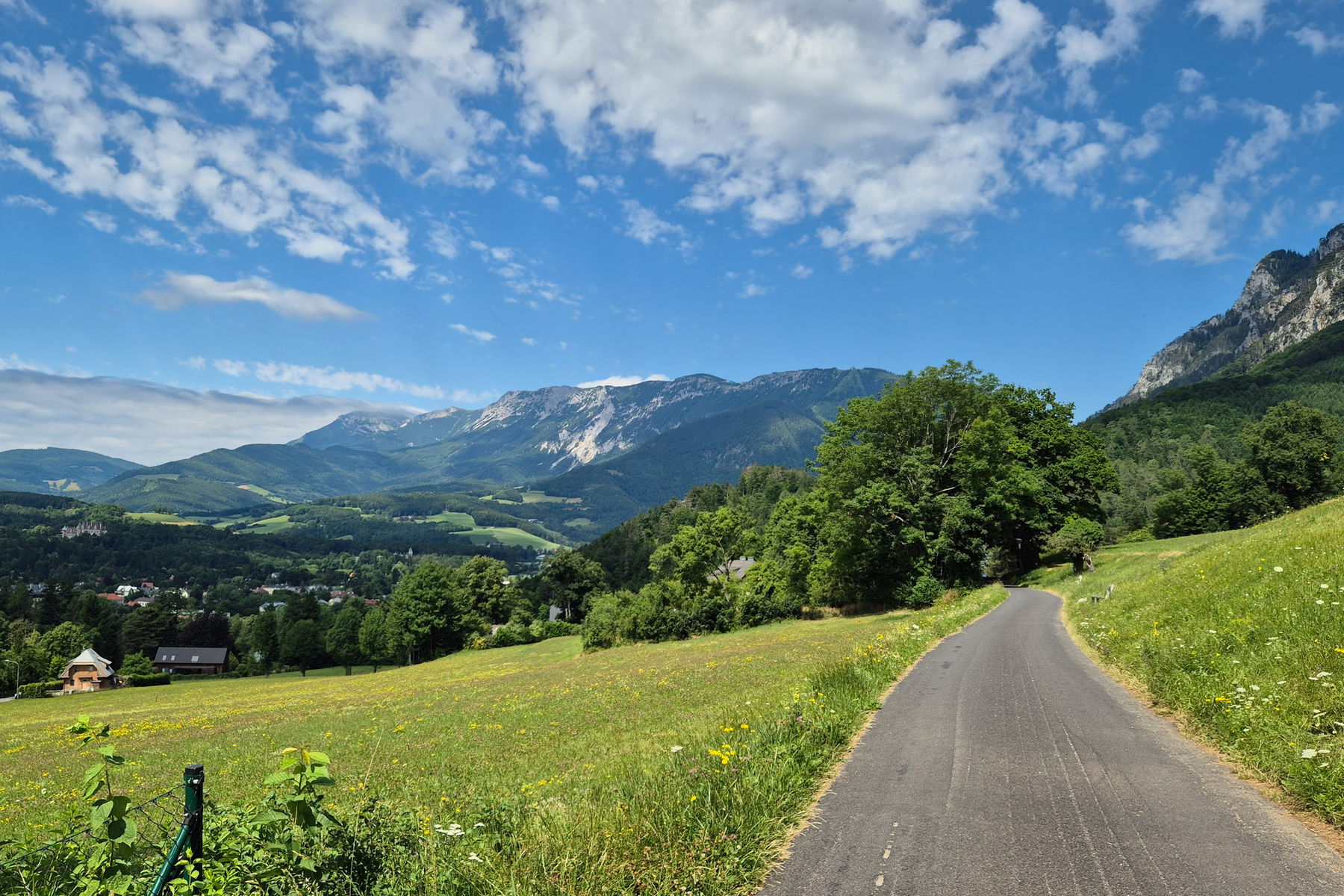 Der Blick auf die Rax von der Schneedörflstraße auf dem Weg zur Knofeleben. Foto: Linda Prähauser