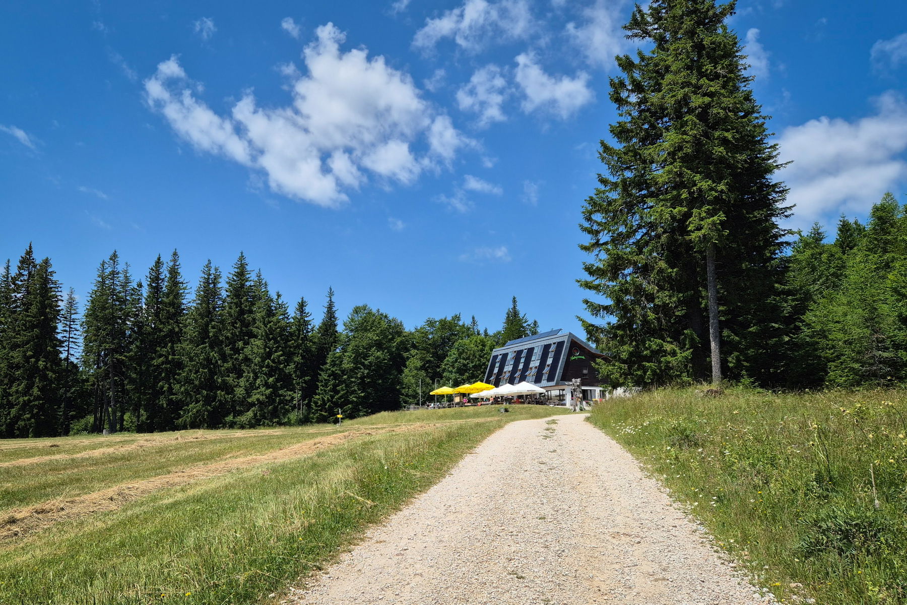 Ankunft auf der Knofeleben. Im Naturfreundehaus verbringen wir eine ausgedehnte Mittagspause. Foto: Linda Prähauser
