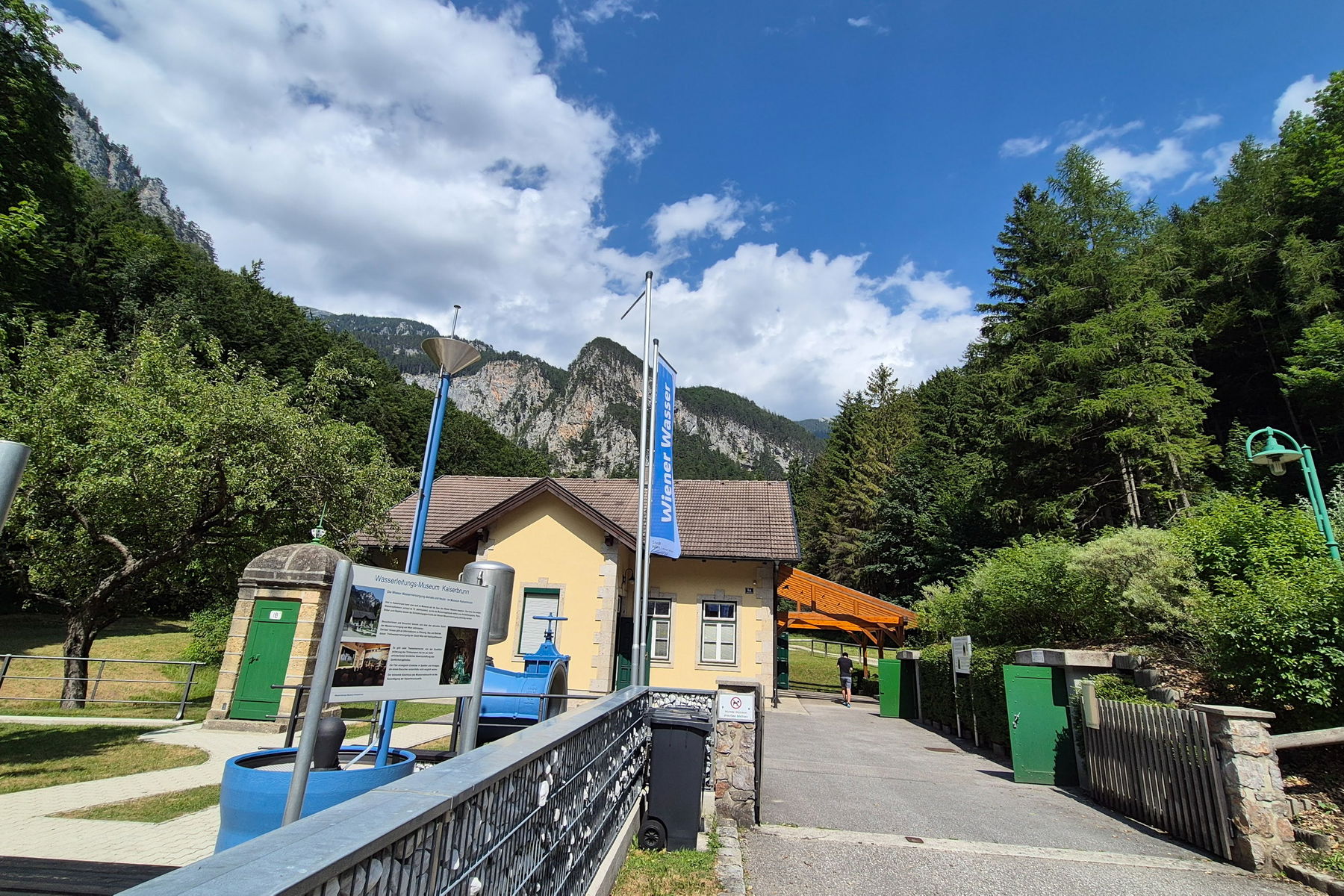 In Kaiserbrunn angekommen mit Blick auf das Wasserleitungsmuseum. Foto: Linda Prähauser