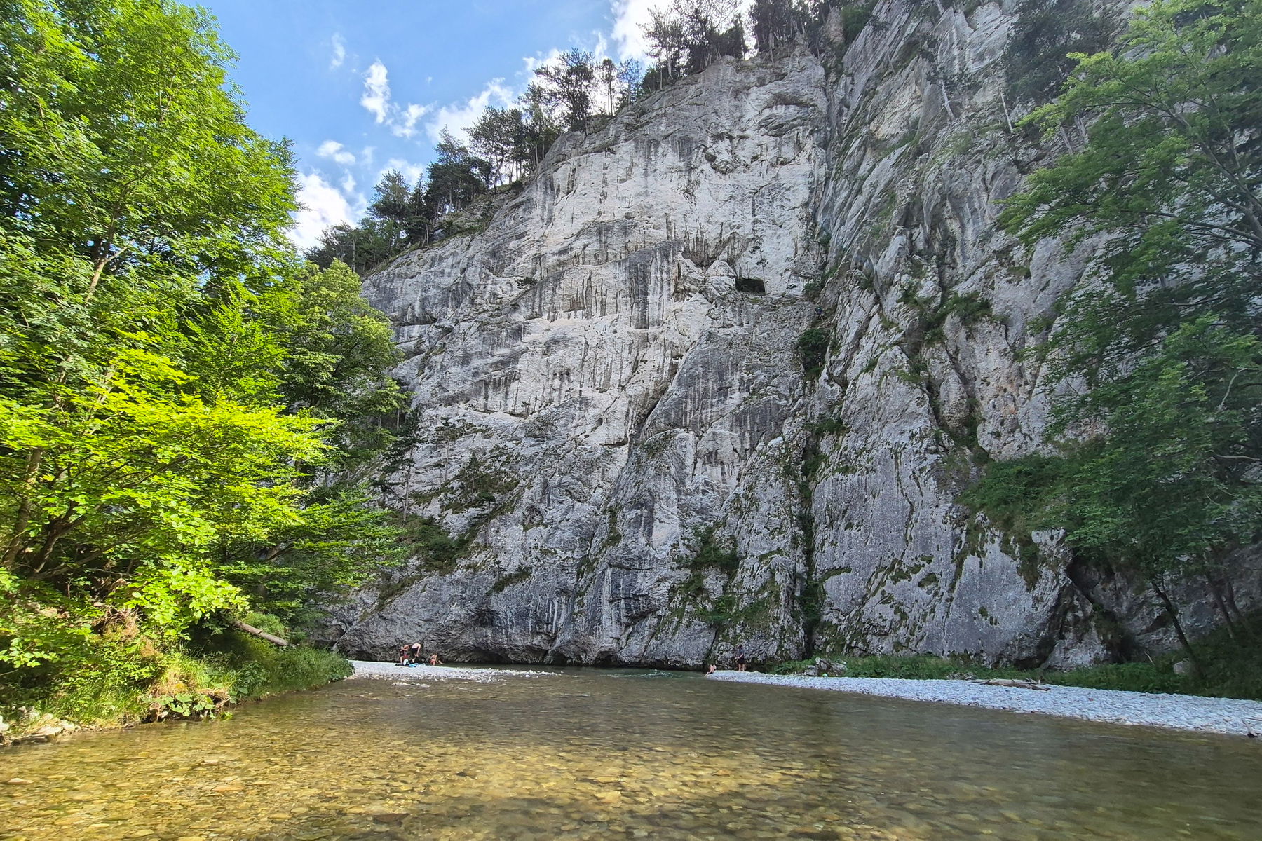 Zum Abschluss der Wanderung gibt es eine wohlverdiente Abkühlung in der Schwarza. Foto: Linda Prähauser
