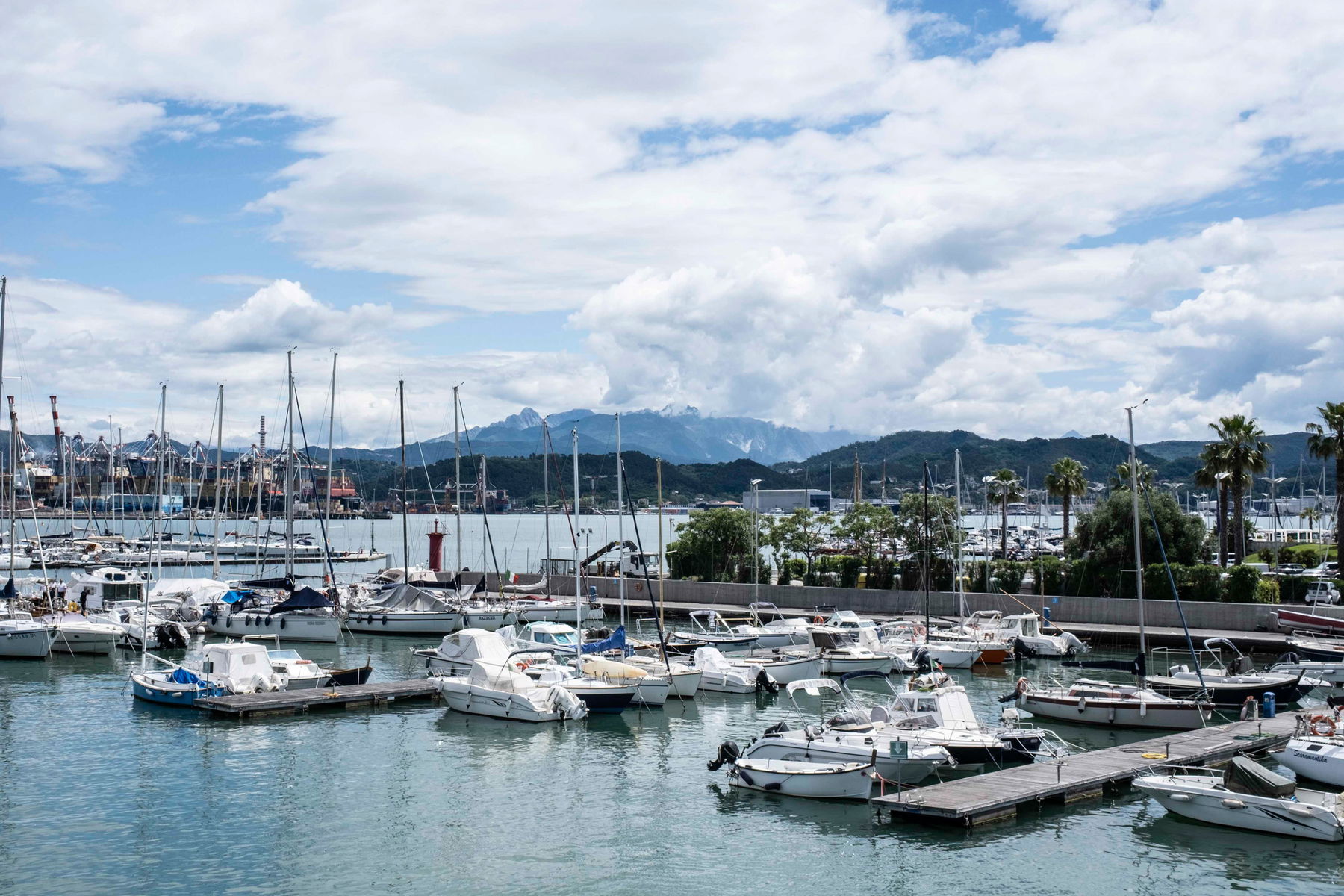 Hafen von La Spezia mit unserem Zielgebirge im Hintergrund. Foto: Birgit Reiter