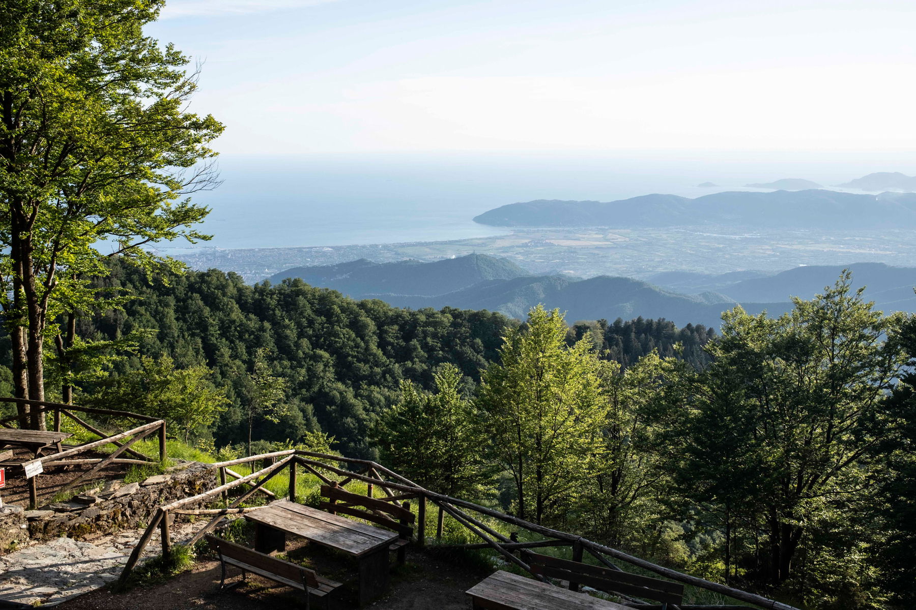 Gut markiert; Grandiose Aussicht von der Terrasse. Fotos: Bigit Reiter