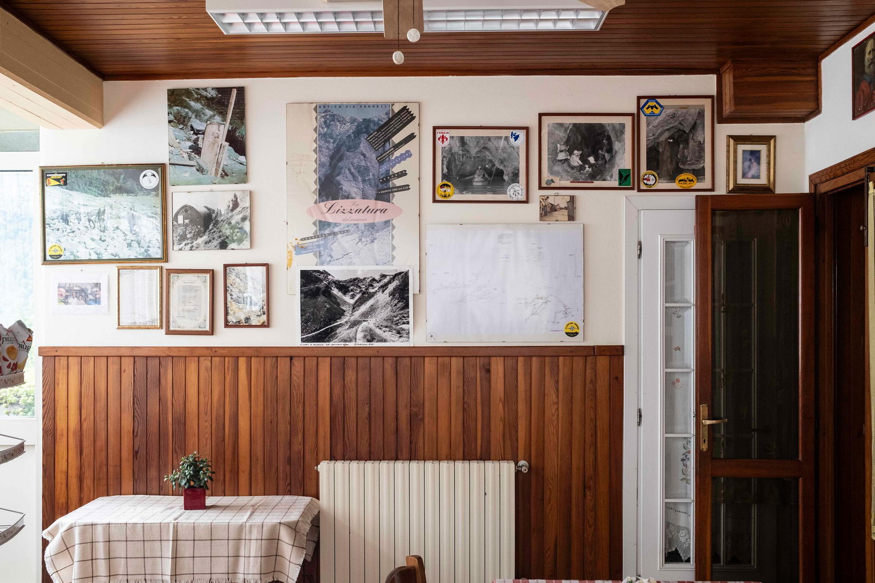 In der Bar in Resceto wird die Geschichte der Gegend erzählt. Foto: Birgit Reiter Wir wandern heute hauptsächlich auf der Via Vandelli, einer historischen Route, die Mitte des 18. Jahrhunderts gebaut wurde. Der Herzog von Modena, Francesco III., heiratete Maria Teresa Cybo Malaspina aus dem Fürstenhaus von Massa-Carrara und konnte sich so einen langgehegten Traum des Herrscherhauses Este erfüllen – einen direkten Zugang zum Meer. Ingenieur Vandelli wurde beauftragt, einen Plan für die schwierige Routenführung über die apuanischen Alpen auszuarbeiten.