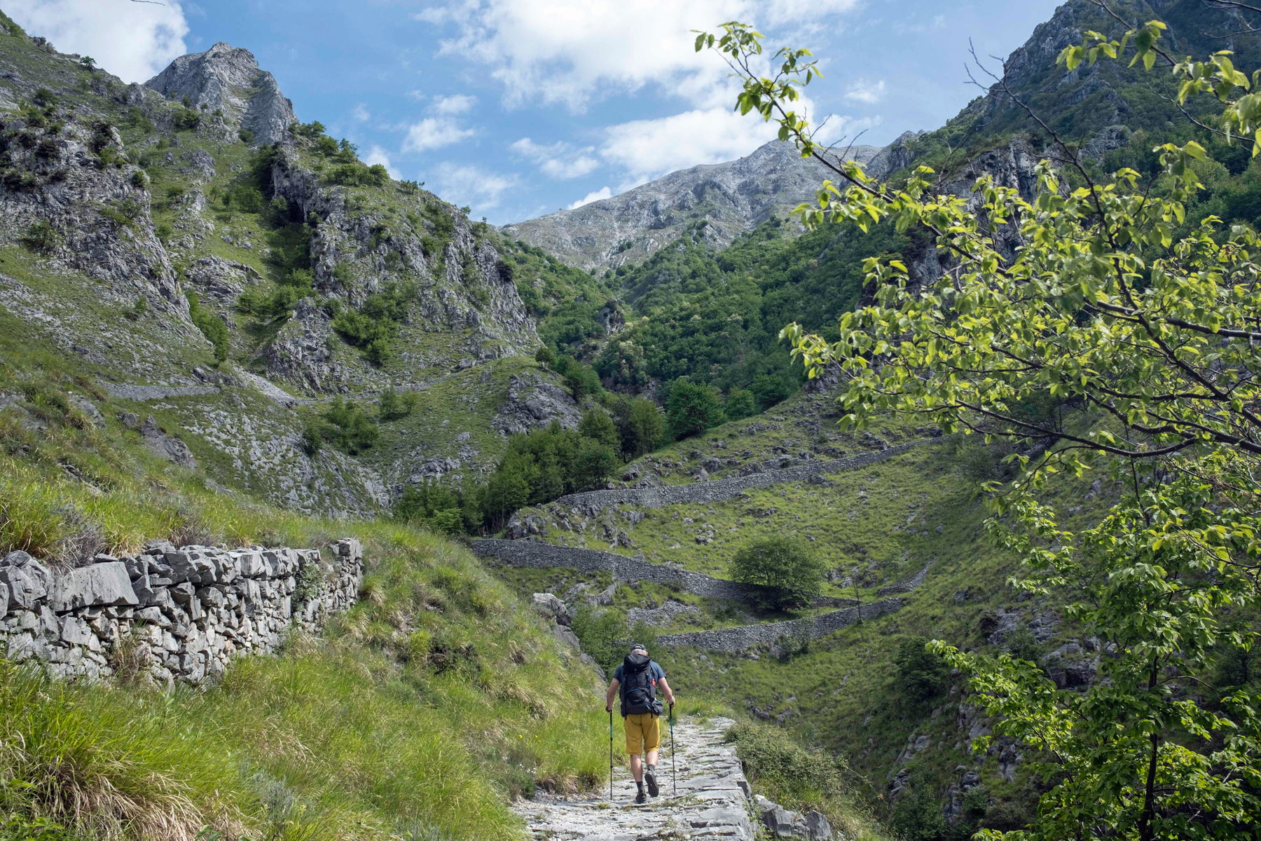 Auf der Via Vandelli in vielen Kehren zum Passo della Tambura; Jausenzeit beim Rifugio Nello Conti. Fotos: Birgit Reiter
