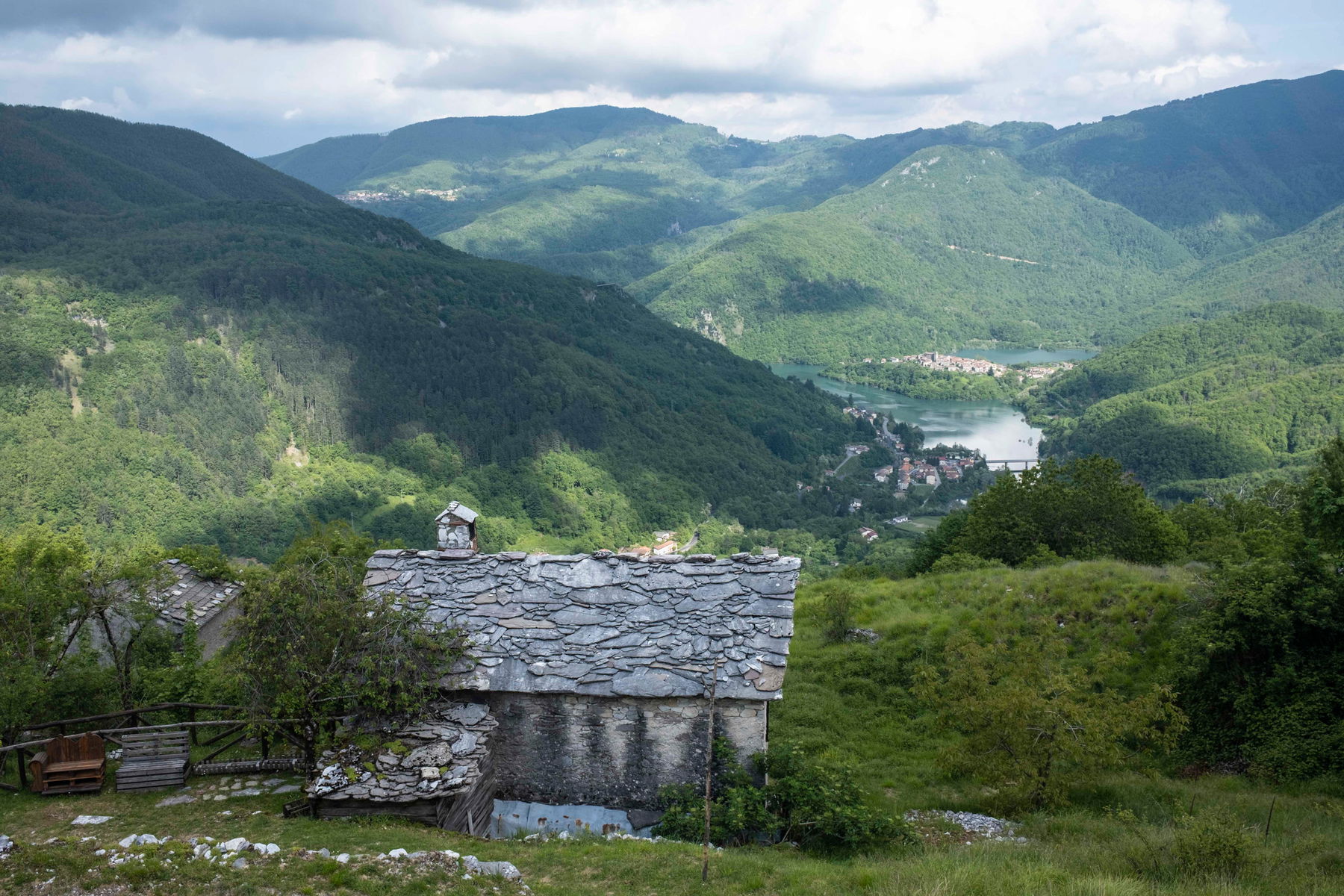 Vagli Sopra und Vagli Sotto auf der Halbinsel im Lago di Vagli. Foto: Birgit Reiter
