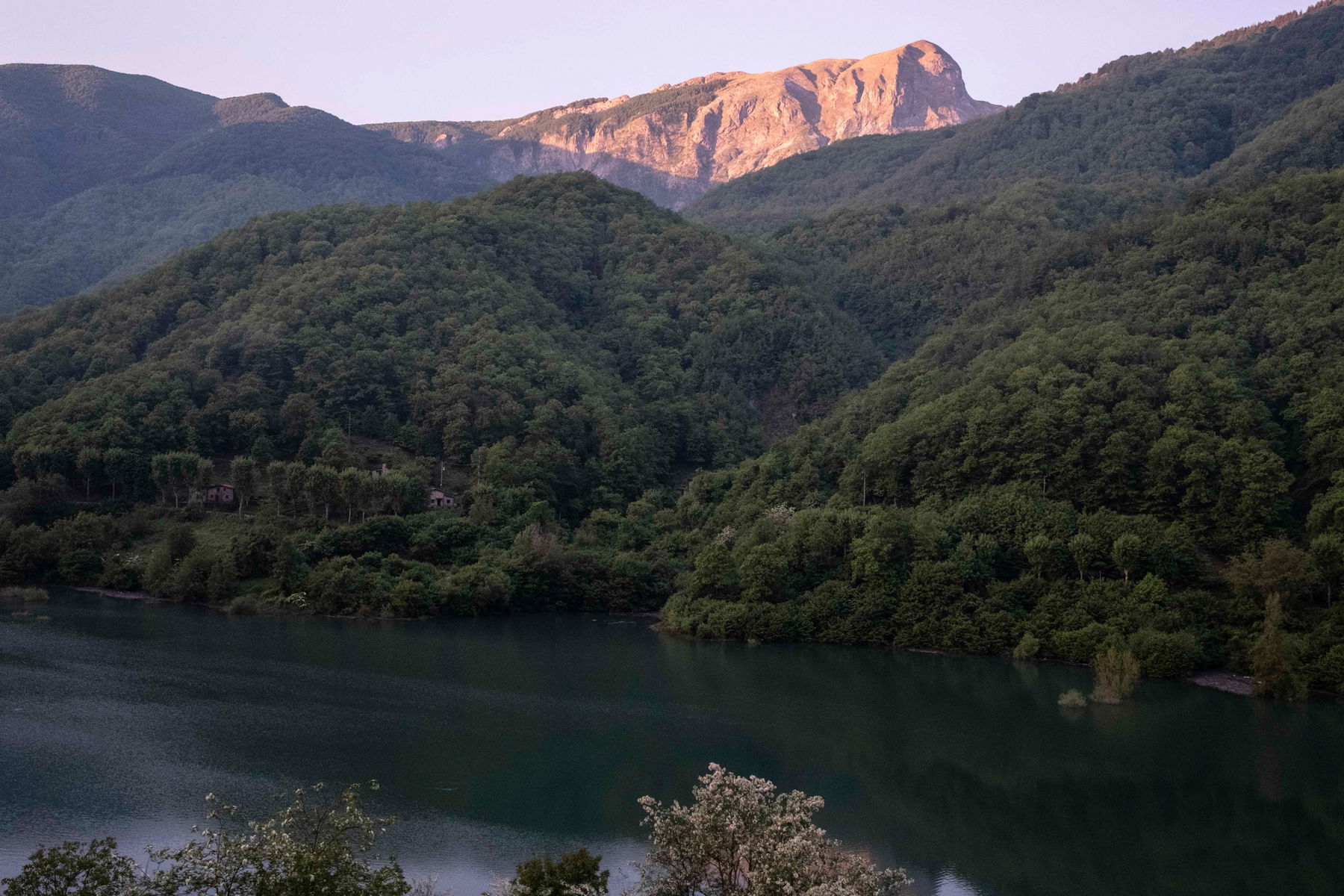 Um halb 6 in der Früh Blick auf den morgenroten Monte Sumbra.Foto: Birgit Reiter