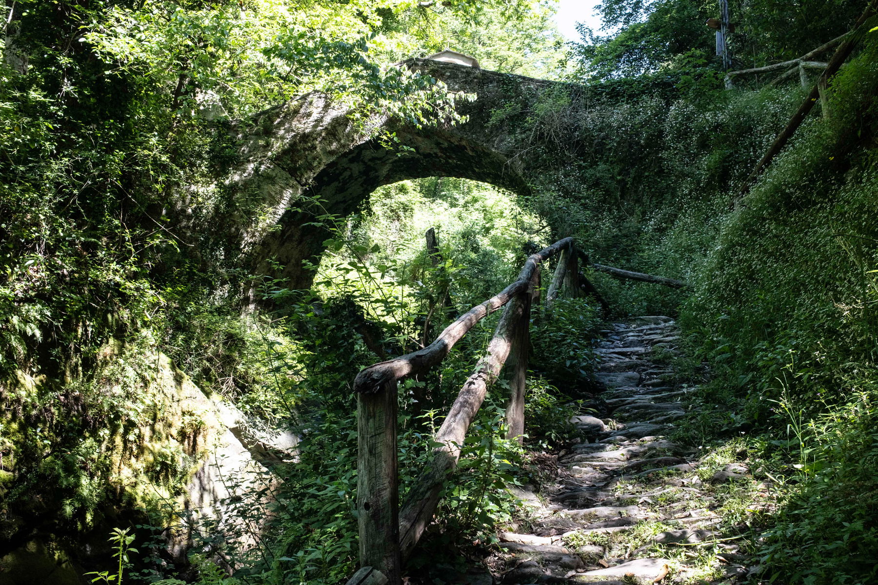 Steinbrücke auf dem Weg runter nach Cardoso; Erfrischung gefällig! Fotos: Birgit Reiter