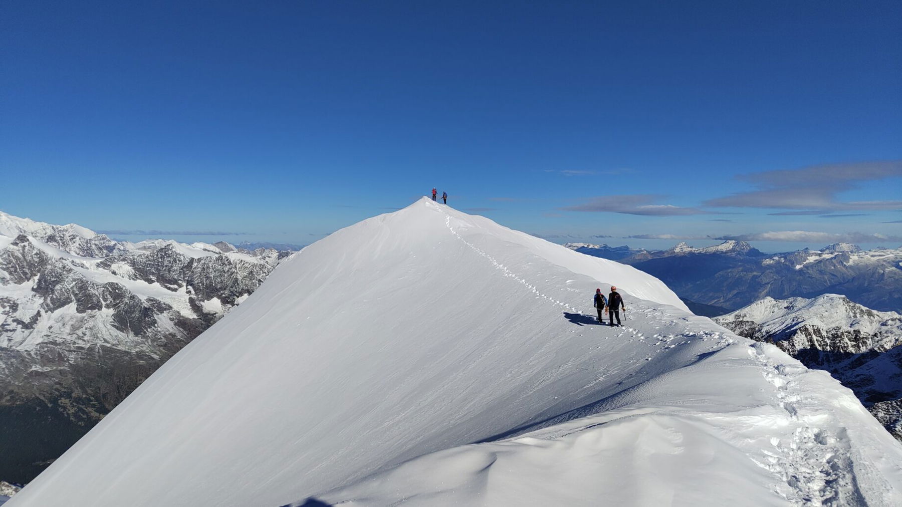 Die letzten Meter zum Weissmies-Gipfel. Foto: Simon Widy