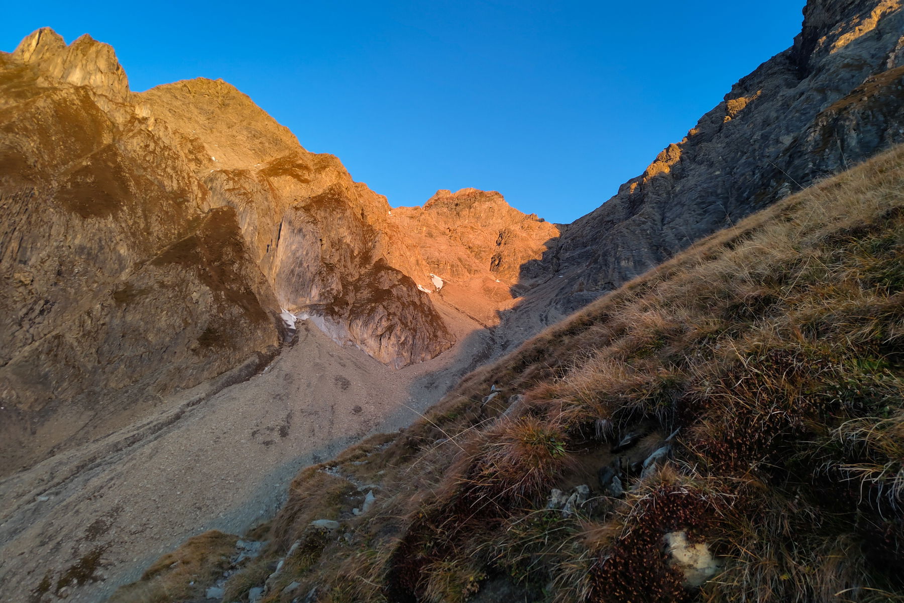Morgenstimmung auf der Augsburger Hütte. Fotos: Linus Güttler